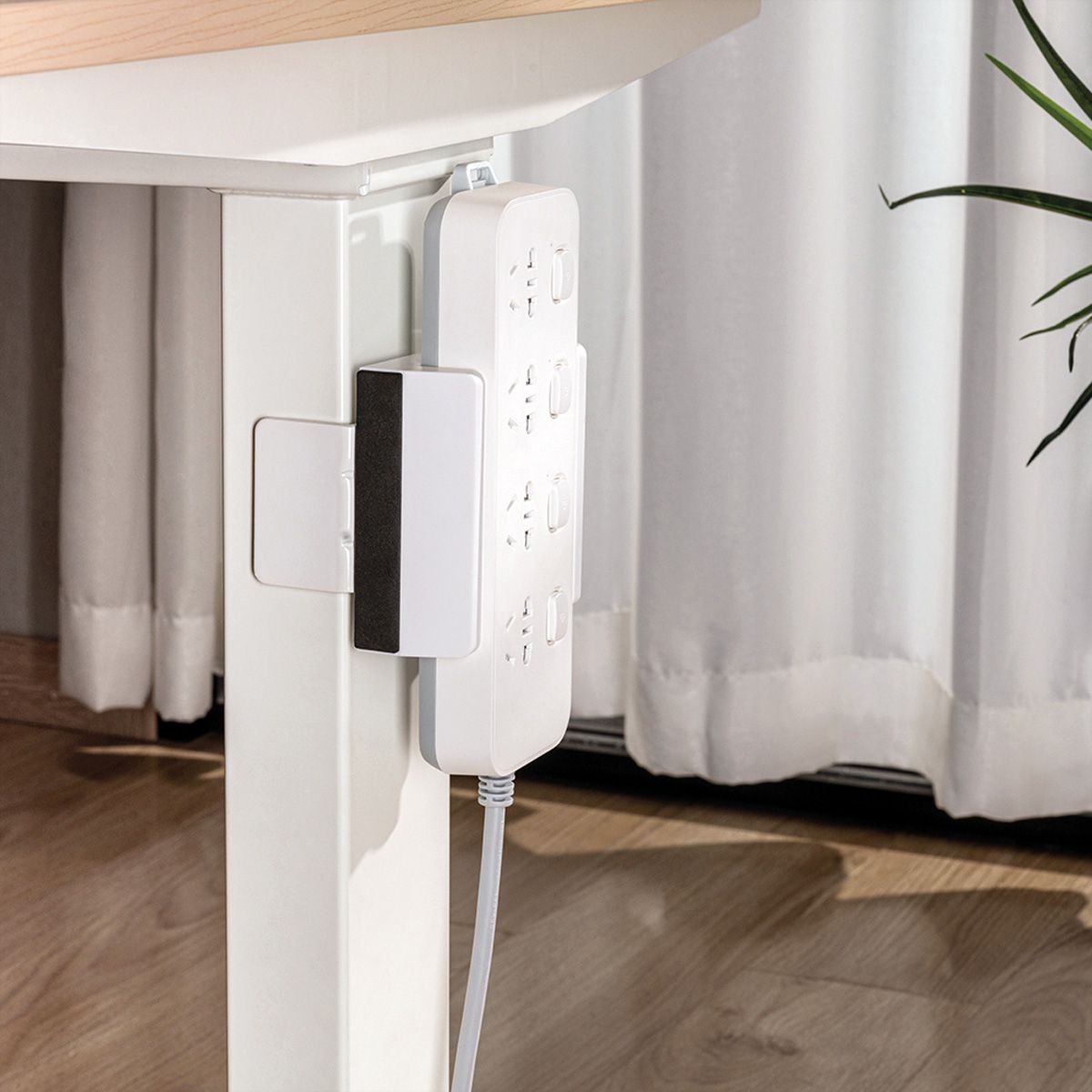 VALUE Support pour multiprise à fixer sur les pattes du bureau, blanc