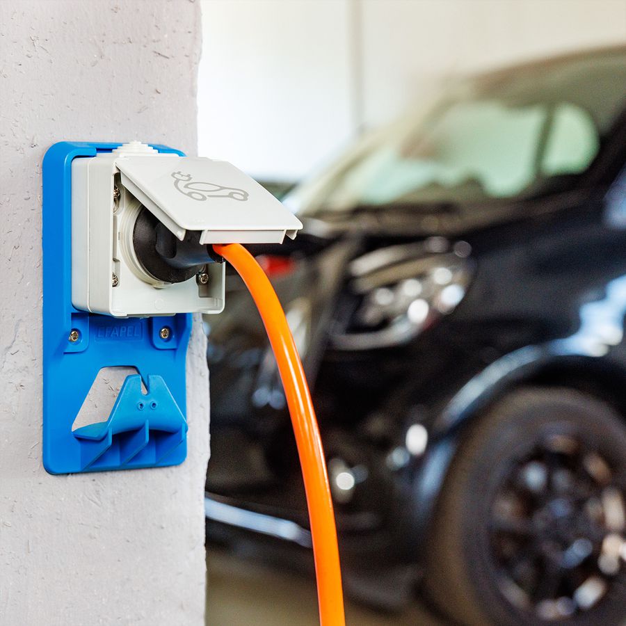 BACHMANN Prise de charge voiture à contact de protection, version pour montage en surface